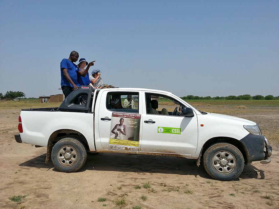 Photo des membres de l'équipe d'étude parcourant les rues de N'Djaména en voiture pour compter les chiens livrés à eux-mêmes.