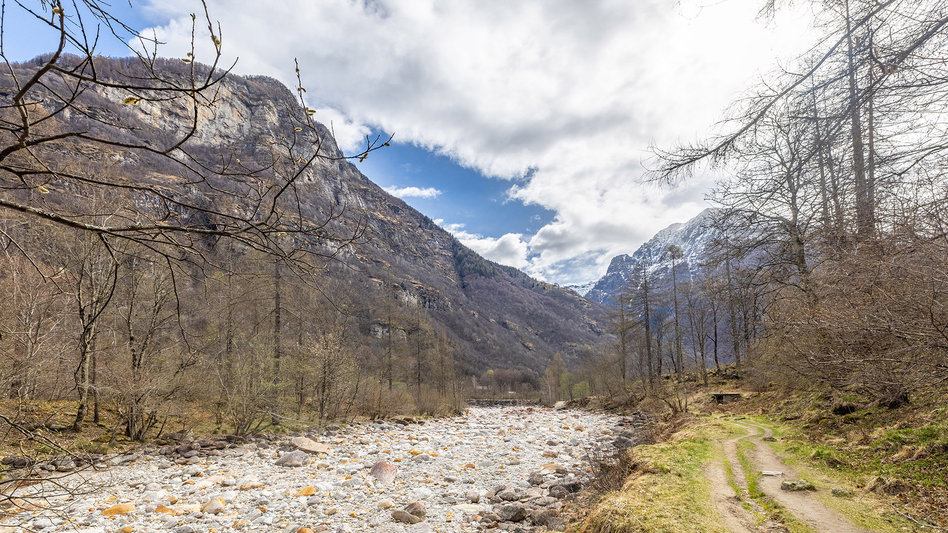 Photograph showing a mountain creek in the Alps with little discharge in its river bed, a typical situation when water is withheld in the hydropower plant.