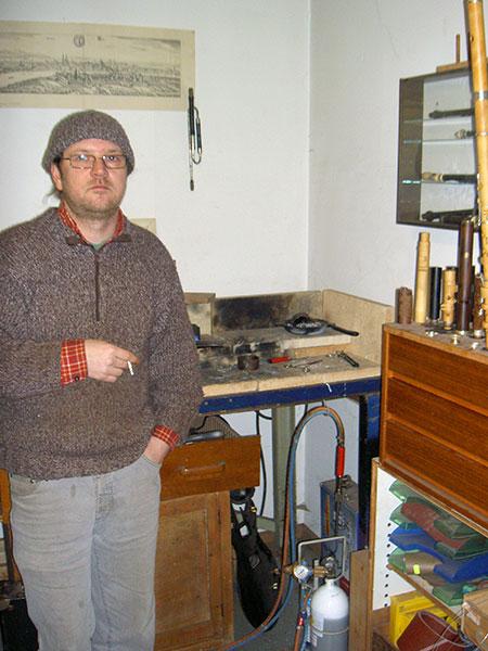 Fotografie von einem Instrumentenbauer in seiner Werkstatt