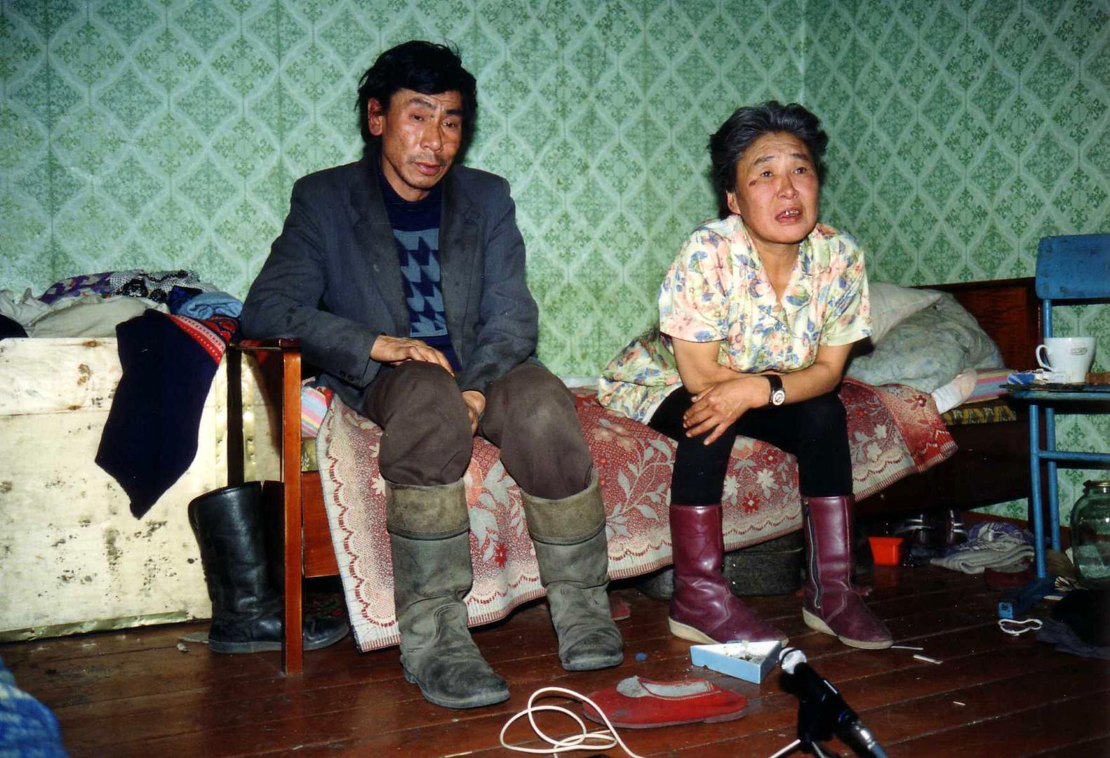 Fotografie eines Yupik Sängers und seiner Frau in ihrer Wohnung