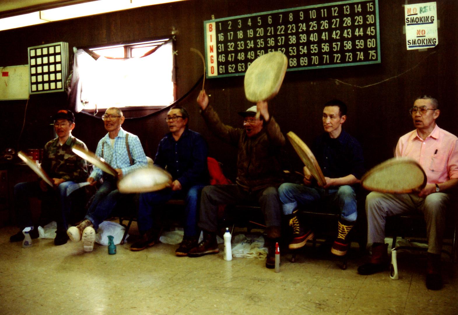 Fotografie von einer Gruppe von Männern mit Trommeln