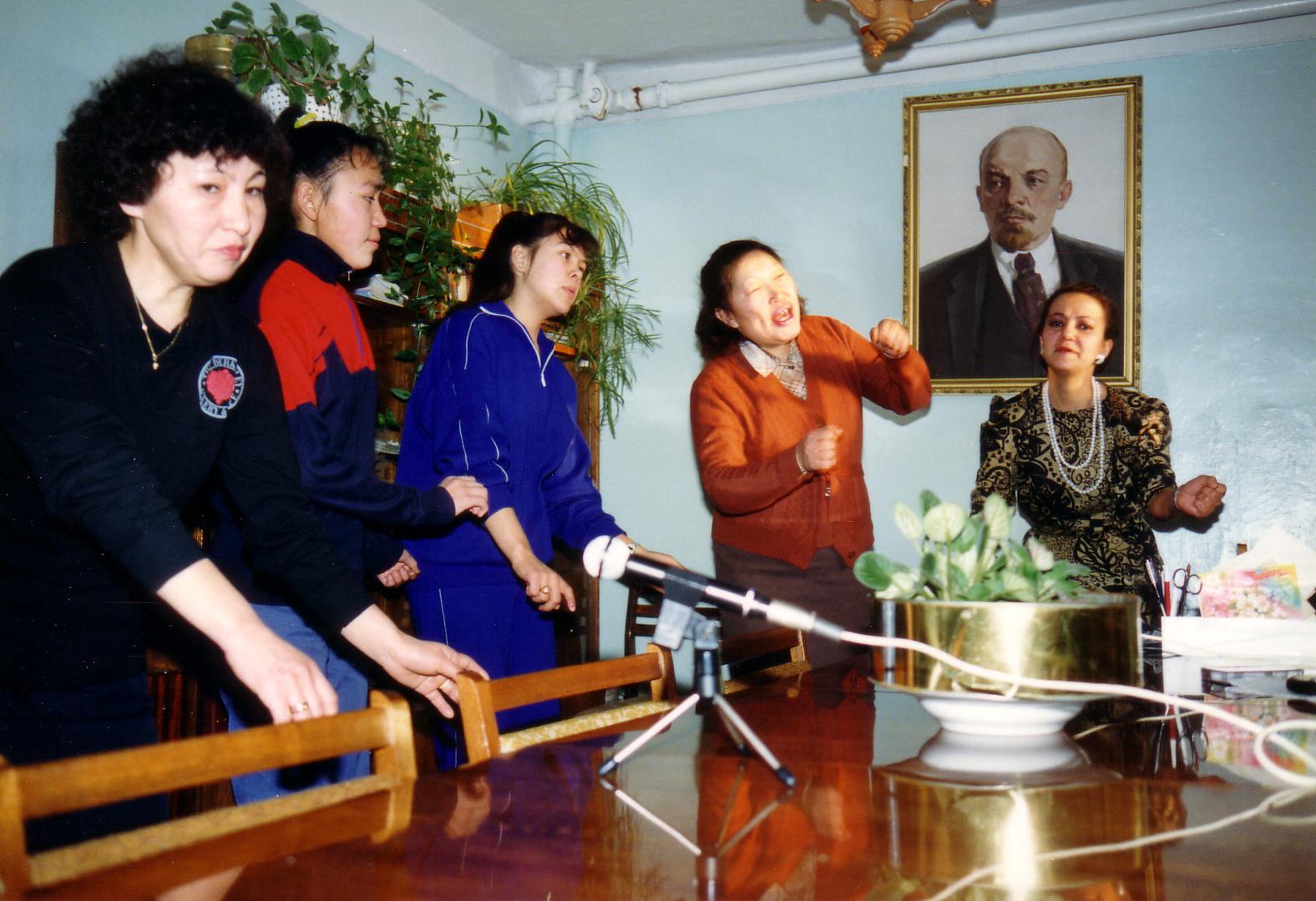 Fotografie von Frauen bei einer Aufführung eines Kehlkopfgesangs im Gemeindehaus von Sireniki