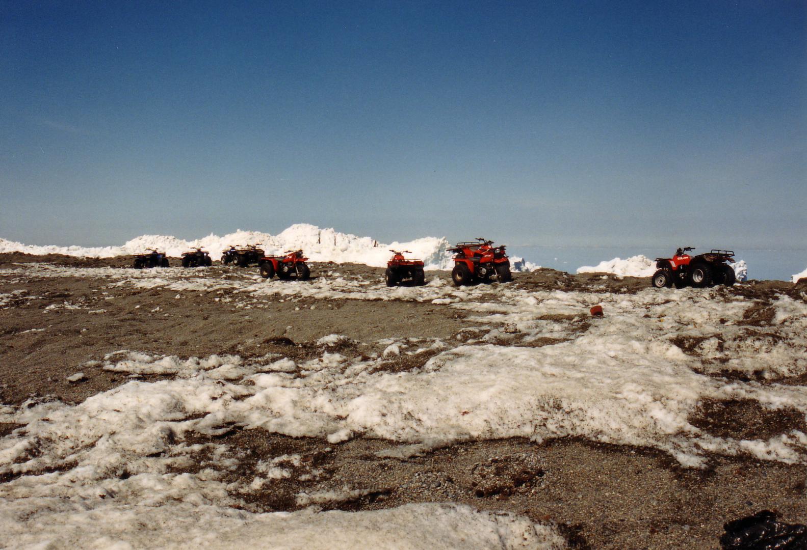 Ein Fotografie von mehreren roten Quads in der Landschaft